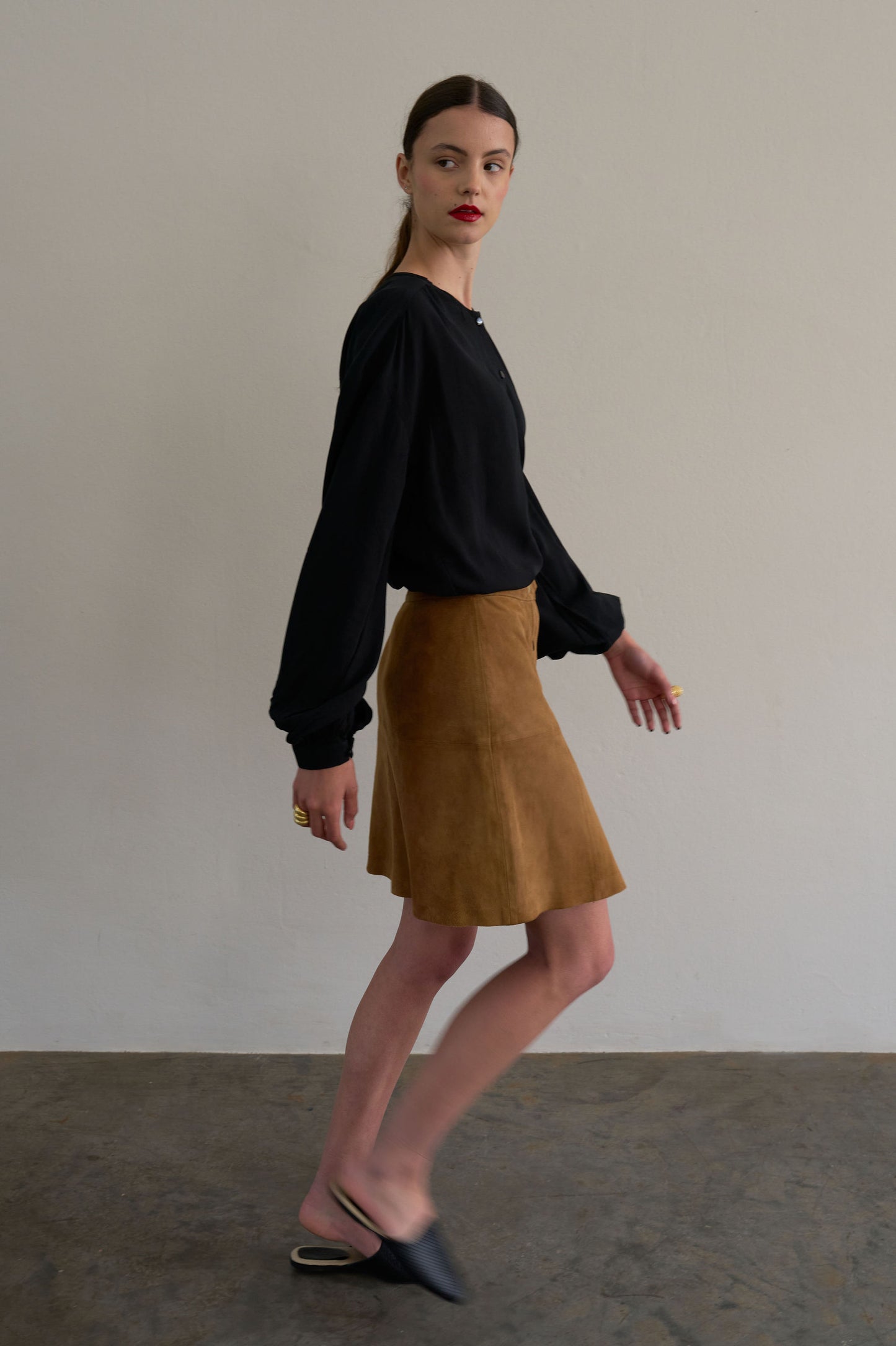 Round mule - black woven leather