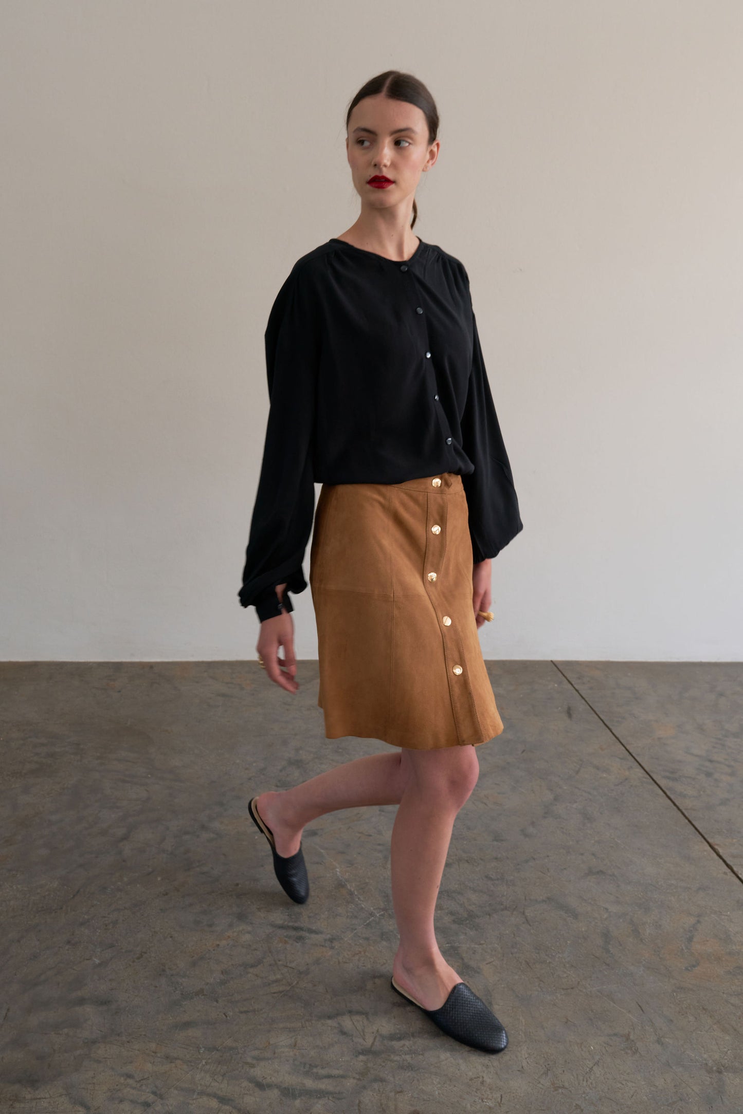Round mule - black woven leather