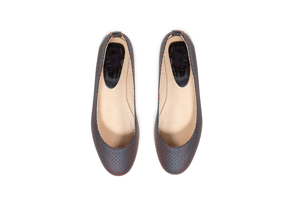 Ballet flat - perforated black leather