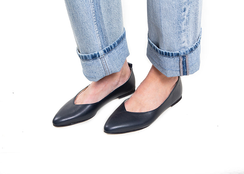 Pointed V Flat - navy leather