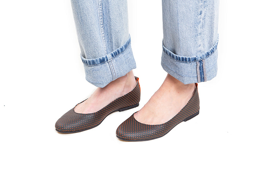 Ballet flat - perforated black leather