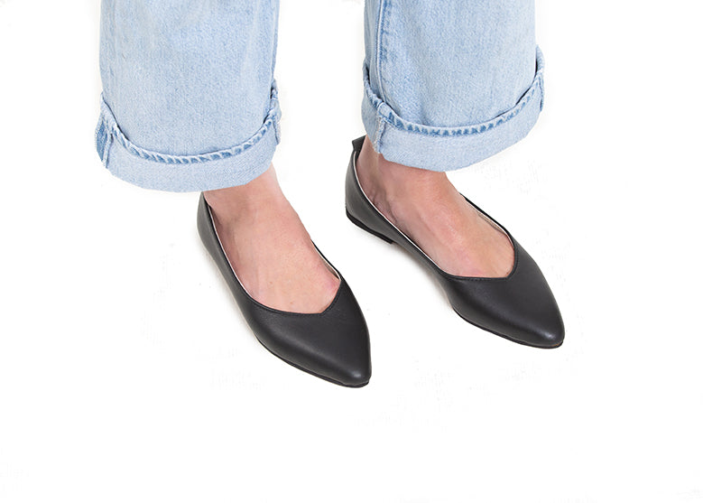 Pointed V Flat - Black leather