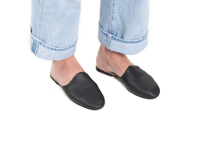 Round mule - black woven leather