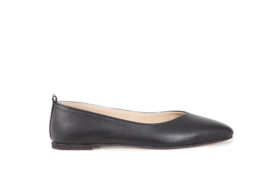 Pointed V Flat - Black leather