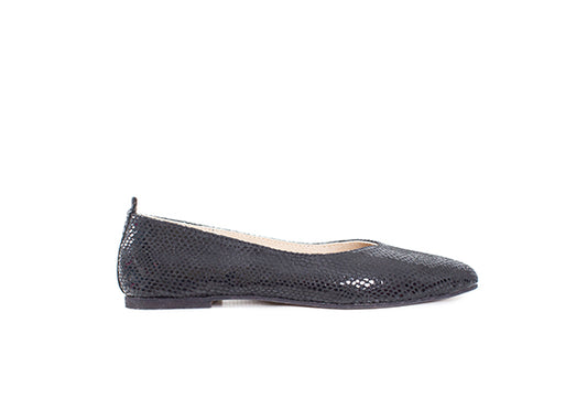 Pointed V Flat - Black snakeprint leather