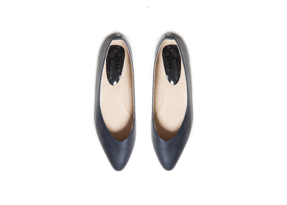 Pointed V Flat - navy leather