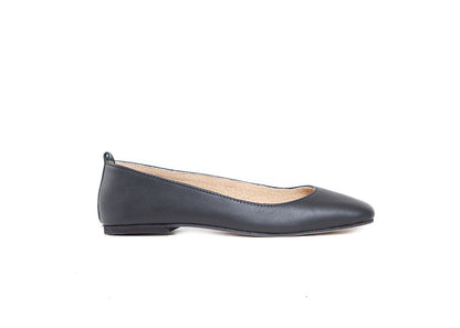Pointed V Flat - Black leather