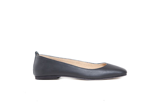 Pointed V Flat - Black leather
