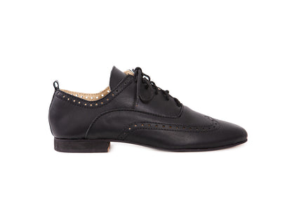 Classic brogue with detail - black leather