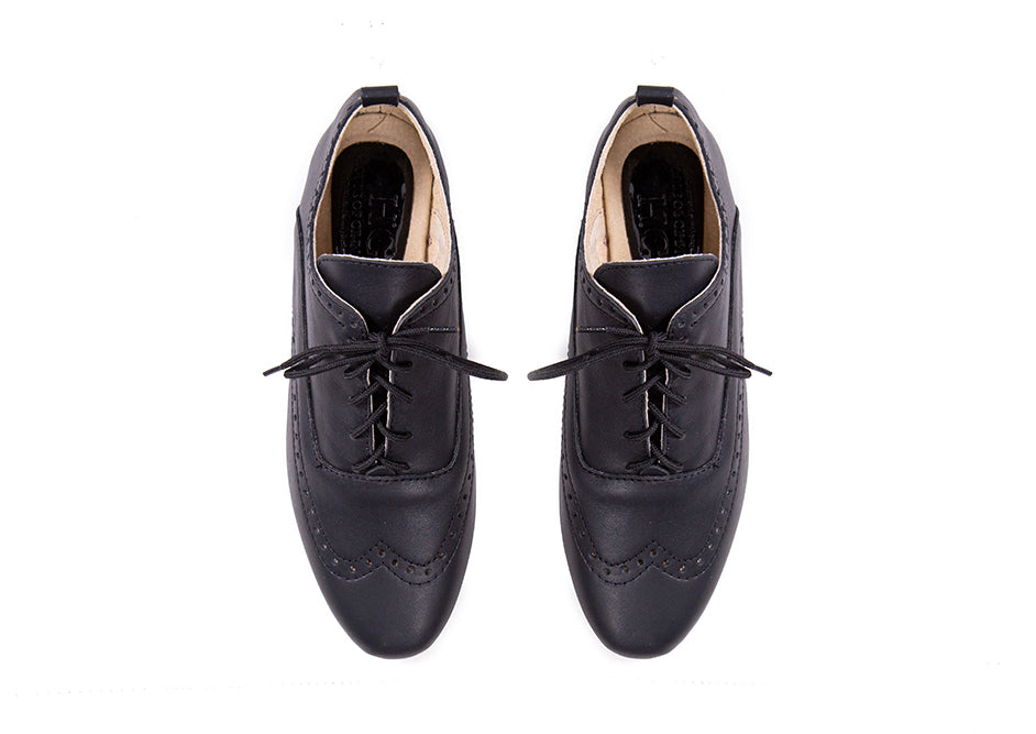 Classic brogue with detail - black leather