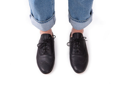 Classic brogue with detail - black leather